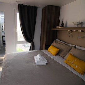 Wohnmobilstellplatz: Mobile Homes
gemütliches und elegantes Schlafzimmer - Agricamping Est Garda