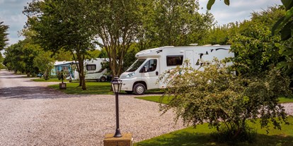 Reisemobilstellplatz - East Midlands - Hard standing pitches with grass for awning. - Long Acres Touring Park