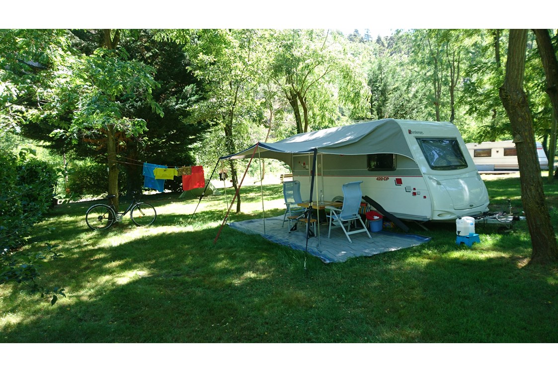 Wohnmobilstellplatz: Stellplätze für Wohnwagen - Camping Le Viaduc