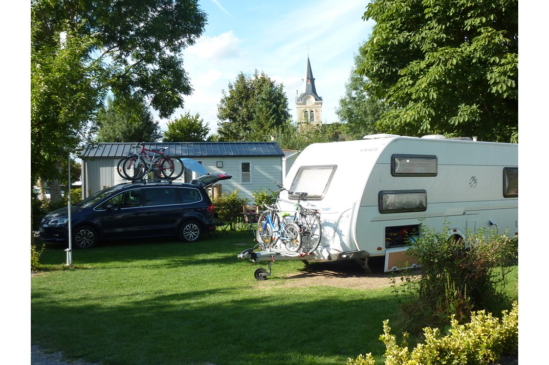 Wohnmobilstellplatz: Grass pitch for motorhomes, caravaners and tents with electricity, water acess and grey waters - Camping de la Sensée