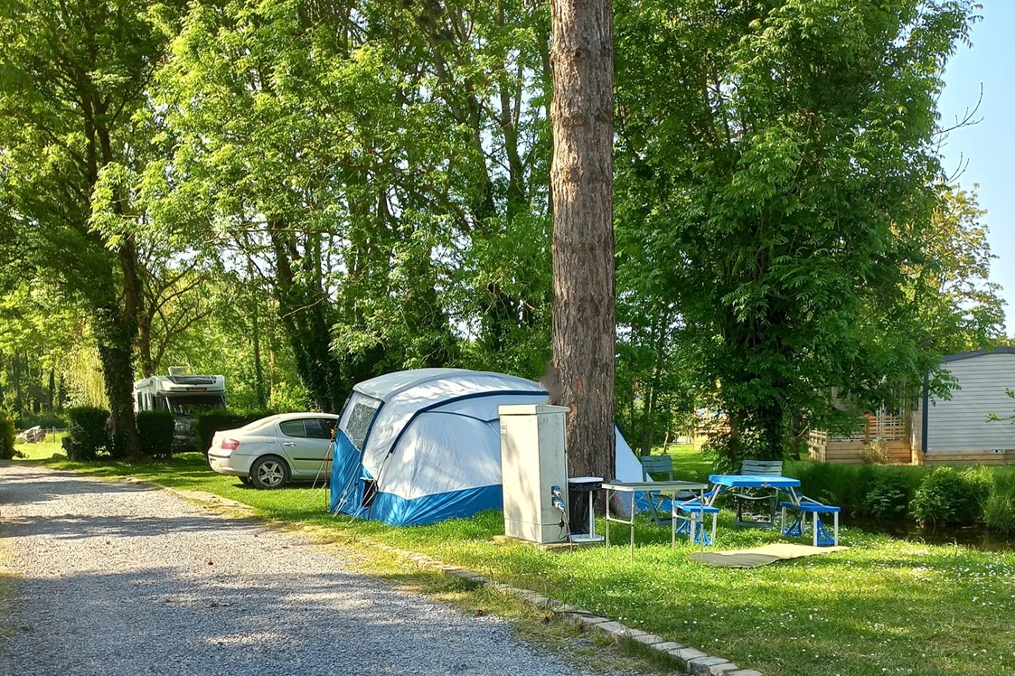 Wohnmobilstellplatz: Grass pitch for tents along the river - Camping de la Sensée