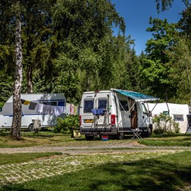Wohnmobilstellplatz: befestigte Stellplätze im Campingbereich - Camping Auf Kengert
