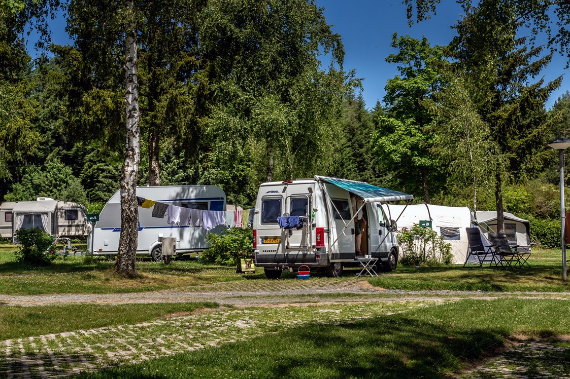 Wohnmobilstellplatz: befestigte Stellplätze im Campingbereich - Camping Auf Kengert