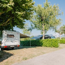 Wohnmobilstellplatz: Schattige Plätze am Fluss mit Blick auf das Vercorsgebirge - Camping Côté Vercors