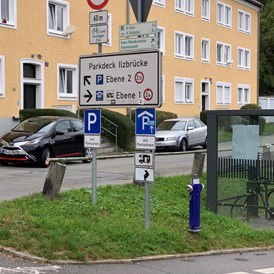 Reisemobilstellplatz: Der Stellplatz ist gut ausgeschildert - Reisemobilstellplatz Parkdeck Ilzbrücke
