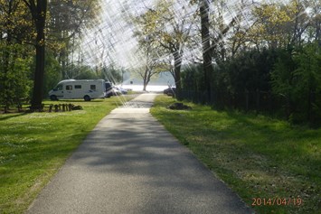 Wohnmobilstellplatz: auch vor der Schranke steht man attraktiv... - Camping Am Großen Lausiger Teich
