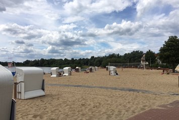 Wohnmobilstellplatz: Der Strand befindet sich ca 400m vom Stellplatz entfernt. - CAMPER Grażyna Daszkiewicz