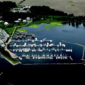 Wohnmobilstellplatz: Luftbild der Marina - Im Jaich Wasserferienwelt