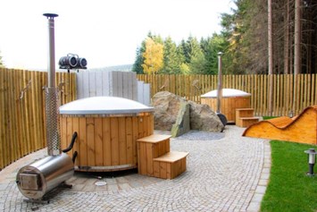 Wohnmobilstellplatz: Die Hot tube und die Saune befinden sich oberhalb der Minigolfanlage. - Erzgebirgsidyll Breitenbrunn 