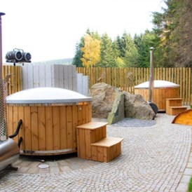 Wohnmobilstellplatz: Die Hot tube und die Saune befinden sich oberhalb der Minigolfanlage. - Erzgebirgsidyll Breitenbrunn 