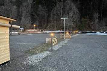 Wohnmobilstellplatz: Beleuchtung und Stromsäulen  - Rast-Stellplatz Arnoldstein im Dreiländereck