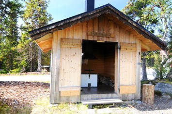 Wohnmobilstellplatz: Grillhütte mit gratis Brennholz für die Gäste - Galå Fjällgård