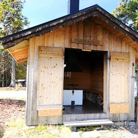Wohnmobilstellplatz: Grillhütte mit gratis Brennholz für die Gäste - Galå Fjällgård