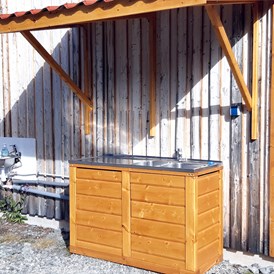 Wohnmobilstellplatz: Außenküche und Handwaschbecken, jeweils mit Heißwasser - Galå Fjällgård