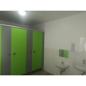 Wohnmobilstellplatz: WC Kabinen, die von den Duschen sind fast genauso 2m x 1m. - Campinghof Am Grünen Baum