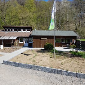 Wohnmobilstellplatz: Rezeption und Sanitärgebäude - Wohnmobil- und Campingpark Ambergau