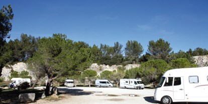 Reisemobilstellplatz - Art des Stellplatz: eigenständiger Stellplatz - Bouches du Rhône - Aire de Camping Car Fontvieille