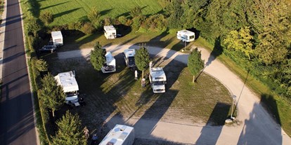 Motorhome parking space - Umgebungsschwerpunkt: See - Oberbayern - Wohnmobilstellplatz mit Blick auf die weltlängste Burg - Wohnmobil-Stellplatz Burghausen