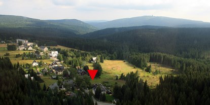 Reisemobilstellplatz - Umgebungsschwerpunkt: Berg - Erzgebirge - Lage des Stellplatzes, am Horizont der Auersberg - Parkplatz Kranichsee