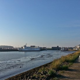 Wohnmobilstellplatz: Vom Harlesieler Außenhafen nehmen die Schiffe Kurs zu den Seehundbänken und zur Insel Wangerooge. - Wohnmobilstellplatz an der Mole
