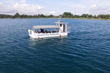 Wohnmobilstellplatz: Ausflugsboot "Wappen von Borken" auf einer Seenrundfahrt - Stellplatz am Singliser See