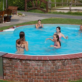 Wohnmobilstellplatz: Pool Sommer 2013 - Ferienhof Welsch
