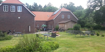 Motorhome parking space - Friedeburg (Landkreis Wittmund) - Cafégarten des Schulmuseums. Geöffnet sonntags von 13-17 Uhr - Schulmuseum Bohlenbergerfeld