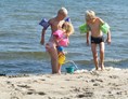 Wohnmobilstellplatz: Schöner flacher Sandstrand bei Egense, wo die Kinder stundenlang spielen können - Egense Strand Camping