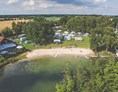 Wohnmobilstellplatz: Luftbild von Strand, Campingwiese und Restaurant mit Biergarten vom blauen See aus gesehen. - Campingplatz Blauer See / Reisemobilstellplatz am Blauen See