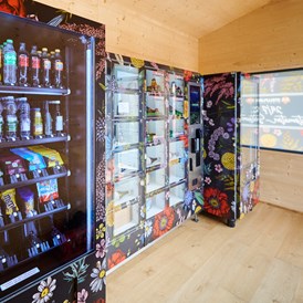 Wohnmobilstellplatz: Automatenkiosk mit Snaks, Getränken und Lebensmitteln - Stellplatz Ringsheim