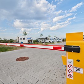 Wohnmobilstellplatz: Modernes Schrankensystem mit QR-Code - Stellplatz Ringsheim