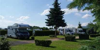 Reisemobilstellplatz - Frischwasserversorgung - Sachsen - Schön grün ist es bei uns. - CaravaningPark Dresden - Ihr Wohnmobilstellplatz schaffer-mobil