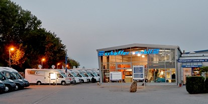 Motorhome parking space - Saxony - Einfahrt zum Gelände schaffer-mobil und Stellplatz - CaravaningPark Dresden - Ihr Wohnmobilstellplatz schaffer-mobil