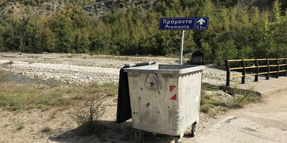 Reisemobilstellplatz - Frischwasserversorgung - Griechenland - Müllcontainer  - Stellplatz Am Fluss