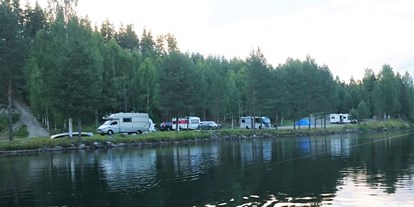 Reisemobilstellplatz - Duschen - Jämtland - Sie parken am Flussufer - Zorbcenter