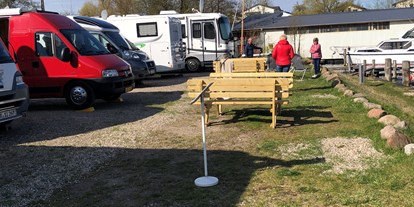 Reisemobilstellplatz - Hunde erlaubt: Hunde erlaubt - Region Schwerin - Stellplätse von vorne gesehen - Sportbootzentrum Ziegelsee