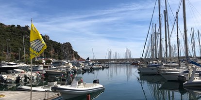 Reisemobilstellplatz - Sardinien - Yachthafen in Santa Maria Navarrese = Ausgangspunkt vor Ausfluege zu den beruehmten Buchten: Cala Goloritze, Cala Sisine, Cala Luna etc. - Costa Orientale