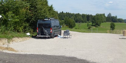 Reisemobilstellplatz - Stromanschluss - Region Allgäu - Stellplatz mit reichlich Platz fürs WoMo - Wohnmobilstellplatz Bergblick