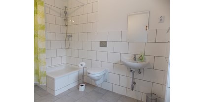 Reisemobilstellplatz - Templin - Wasch- und Sanitärbereich mit Dusche, Waschbecken, WC - Feriengehoeft Uckermark