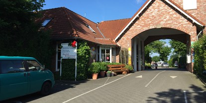 Reisemobilstellplatz - Tennis - Münsterland - Einfahrt zum Campingplatz - Wohnmobilstellplätze am  Campingplatz Münster