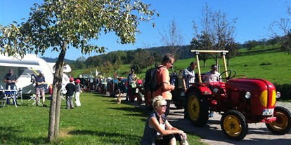 Reisemobilstellplatz - Spielplatz - Schwarzwald - Oldtimer-Traktoren treffen sich bei uns um den Viehabtrieb zu eröffnen. - Stellplatz Kirnermarteshof