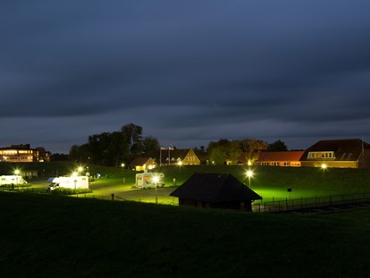 Reisemobilstellplatz - Sauna - Schleswig-Holstein - Beleuchteter Stellplatz am Abend - Stellplatz am Elbdeich
