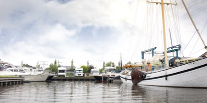 Reisemobilstellplatz - Art des Stellplatz: bei Gewässer - Niederlande - Friesland - Camperplaats Leeuwarden Auch jachthafen - Camperplaats Leeuwarden 