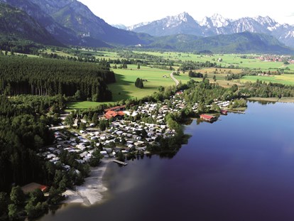 Reisemobilstellplatz - Stromanschluss - Region Allgäu - Luftaufnahme Camping Bannwaldsee - Wohnmobilpark Schwangau