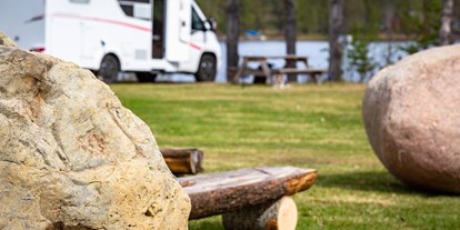 Reisemobilstellplatz - Wohnwagen erlaubt - Schweden - Campingplatz - Steine im Zentrum des Platzes - Trollforsen Camping & Cottages Services AB