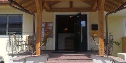 Reisemobilstellplatz - Sauna - Österreich - Unser neuer Rezeptionsempfang mit kleinem Kiosk für Brötchen, Frühstück und Getränke. - Seencamping Stadlerhof
