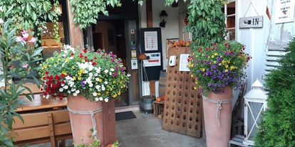 Reisemobilstellplatz - Restaurant - Schwarzwald - Eingang Weinschenke - Weingut und Weinschenke Zimmermann