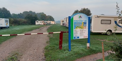 Reisemobilstellplatz - Art des Stellplatz: vor Campingplatz - Niederlande - Jachthaven 't Loo