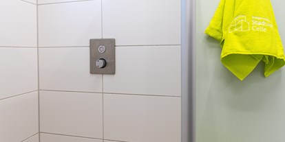 Reisemobilstellplatz - Entsorgung Toilettenkassette - Lüneburger Heide - Duschkabine im Waschraum - Am Badeland