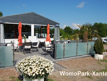 Reisemobilstellplatz - Nordrhein-Westfalen - Wintergarten und Terrasse, am Wochenende in der Saison mit Bewirtung! - Wohnmobilpark Xanten